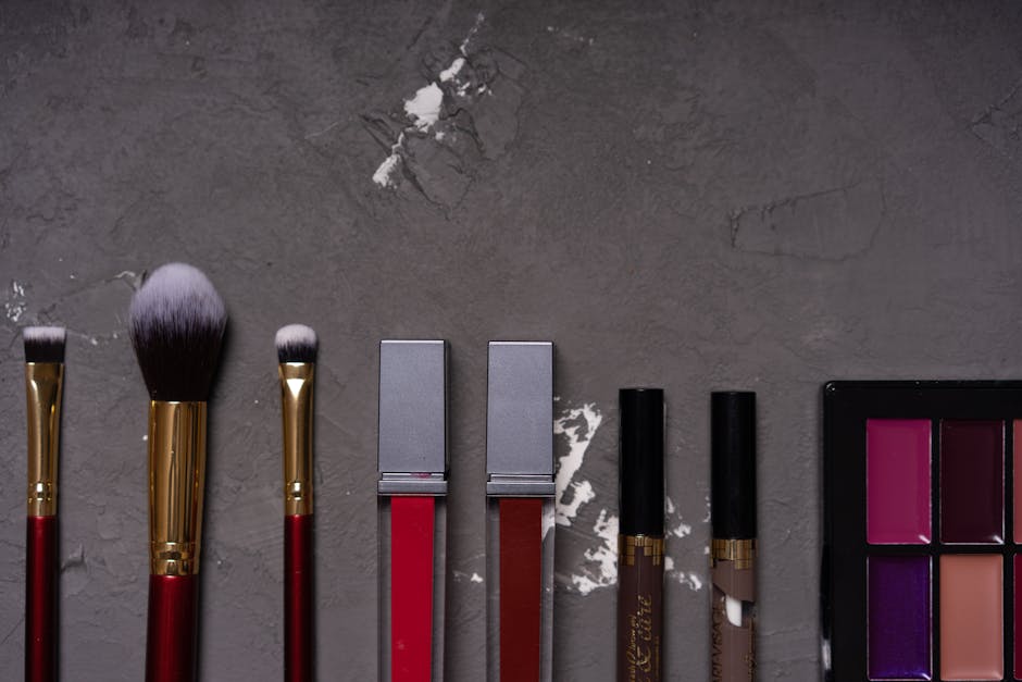 Routine beauté express : soignez votre peau en moins de 10 minutes le matin minimal makeup flat lay mascara lip gloss eyeliner pencil