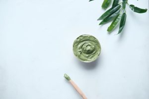 Peaux grasses : 10 masques et lotions naturels maison pour réguler le sébum natural homemade skincare face mask ingredients flat lay landscape