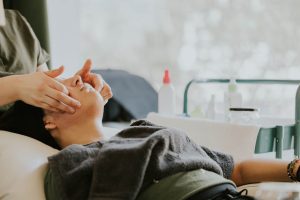 Massage Jacquet : la technique de pincement qui aide à raffermir et à revitaliser le visage woman receiving relaxing facial massage in beauty spa landscape