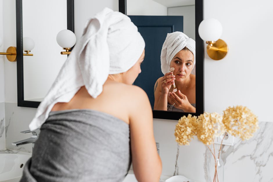 Massage Jacquet : la technique de pincement qui aide à raffermir et à revitaliser le visage woman glowing skin looking mirror after facial massage
