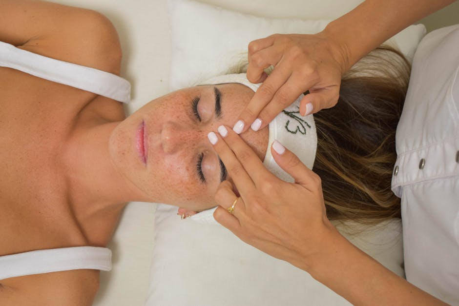 Massages anti-âge du visage : 3 techniques express pour raffermir et lisser en 5 minutes close up facial massage between eyebrows frown lines fingers