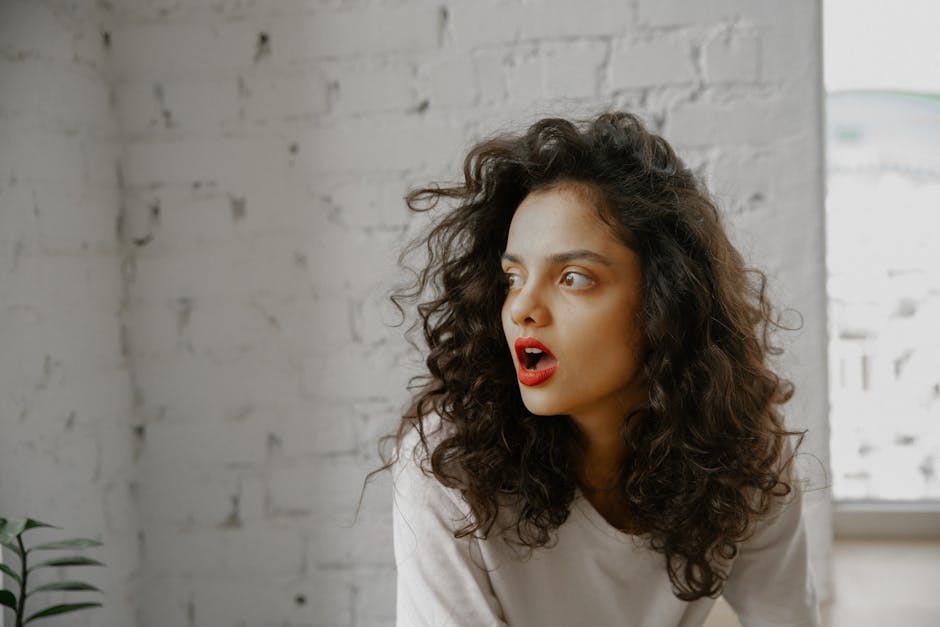 Massages anti-âge du visage : 3 techniques express pour raffermir et lisser en 5 minutes woman facial exercise open mouth cheekbones toning