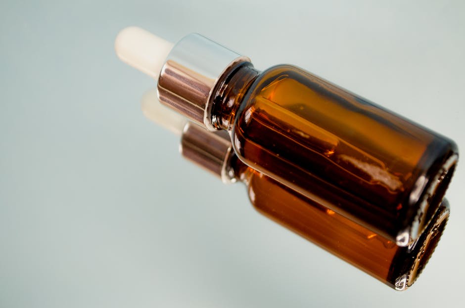 Premières rides : pourquoi elles apparaissent et comment les atténuer efficacement skincare serum bottle dropper marble surface natural light