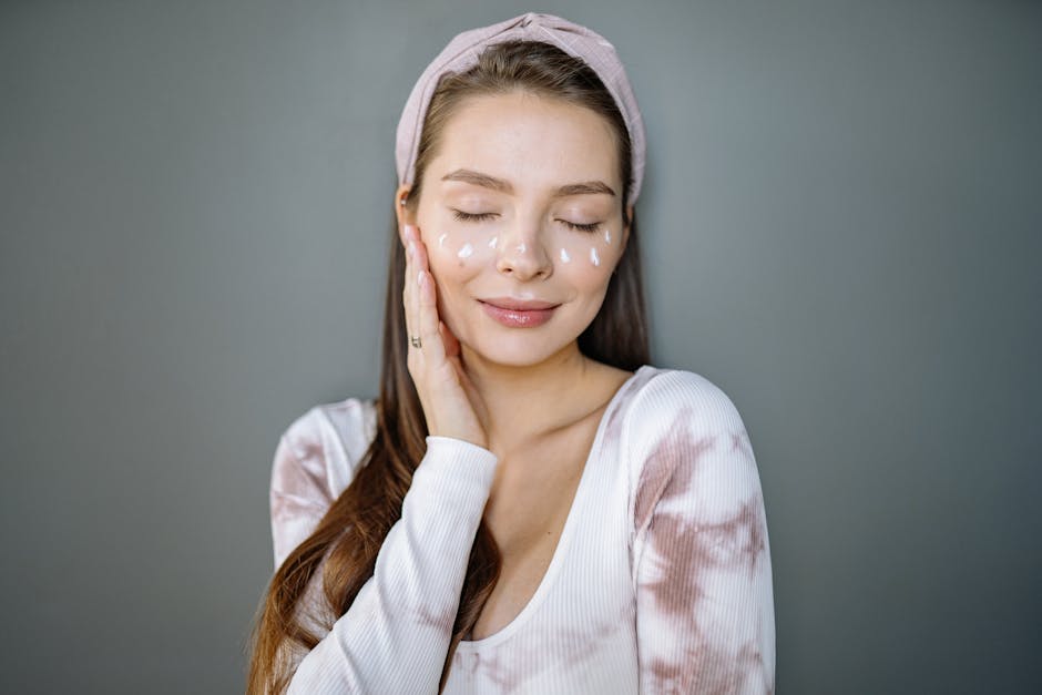 Hormones et peau : comment elles influencent votre épiderme à chaque étape de la vie pregnant woman touching her face glowing skin soft natural light