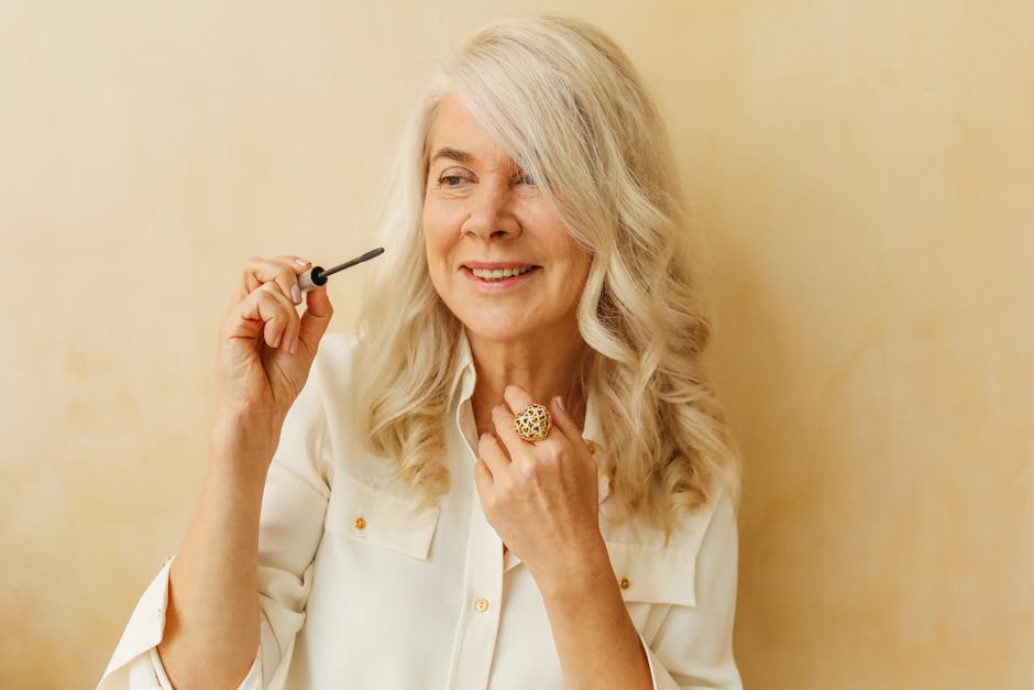 Hormones et peau : comment elles influencent votre épiderme à chaque étape de la vie mature woman elegant skin 50 years old natural makeup confident