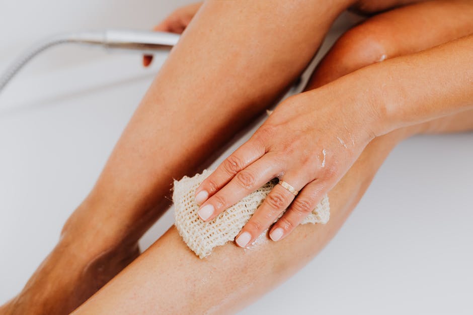 Jambes prêtes pour l'été : autobronzants, légèreté et soins essentiels exfoliation scrub legs beauty routine