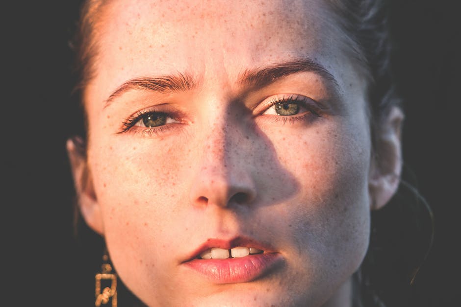 Taches cutanées : origines, types et comment les atténuer efficacement close up woman face with skin pigmentation spots natural light