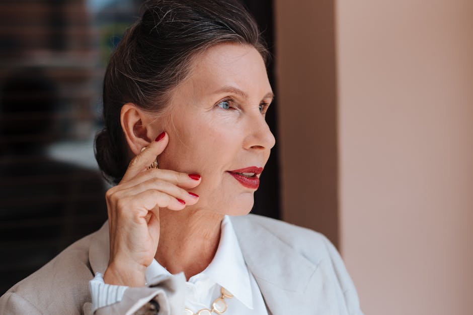 Taches cutanées : origines, types et comment les atténuer efficacement older woman hands with brown age spots sunlight outdoors