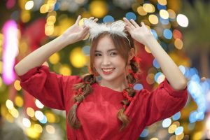 Teint rayonnant pour les fêtes : le programme beauté express en 3 étapes woman radiant glowing skin holiday festive winter beauty landscape