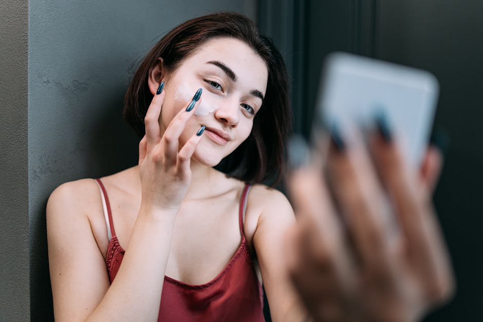 Teint rayonnant pour les fêtes : le programme beauté express en 3 étapes woman glowing skin mirror winter holiday preparation