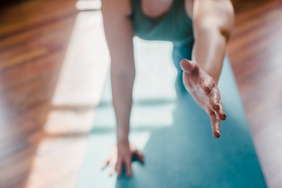 Programme détox post-fêtes : retrouver un teint éclatant et une peau purifiée woman gentle yoga stretching morning light wellness