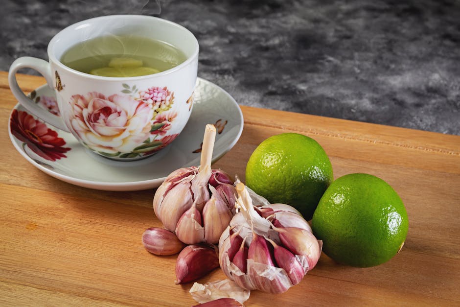 Programme détox post-fêtes : retrouver un teint éclatant et une peau purifiée healthy detox food fruits vegetables herbal tea wooden table