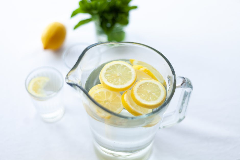 Programme détox post-fêtes : retrouver un teint éclatant et une peau purifiée glass water lemon herbal infusion morning routine