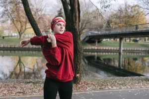 Programme wellness de rentrée : 6 habitudes pour rester en forme jusqu'en décembre woman autumn wellness routine healthy lifestyle nature morning