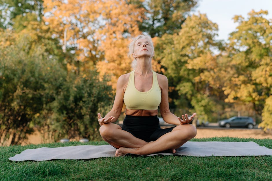 Programme wellness de rentrée : 6 habitudes pour rester en forme jusqu'en décembre woman meditating peaceful moment mindfulness autumn