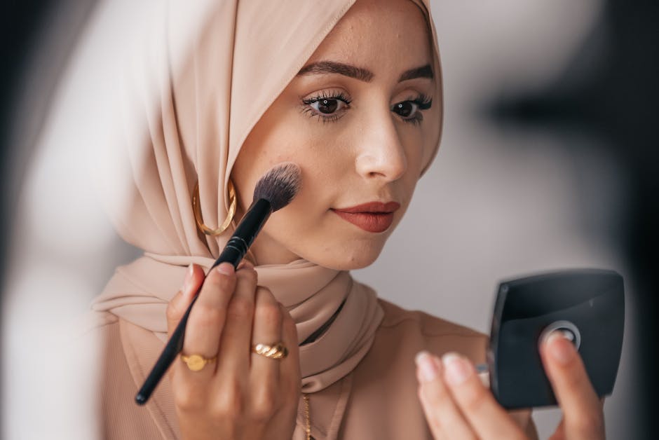 Maquillage anti-âge : les techniques essentielles pour un visage rajeuni makeup brush applying light foundation on woman face close up