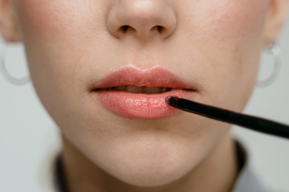 Maquillage anti-âge : les techniques essentielles pour un visage rajeuni close up mature woman lips with natural pink lipstick elegant