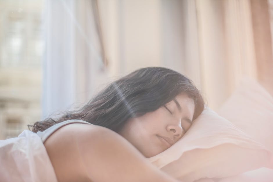 Sommeil et peau : comment mieux dormir en été pour retrouver un teint éclatant woman sleeping peacefully in summer bedroom natural light