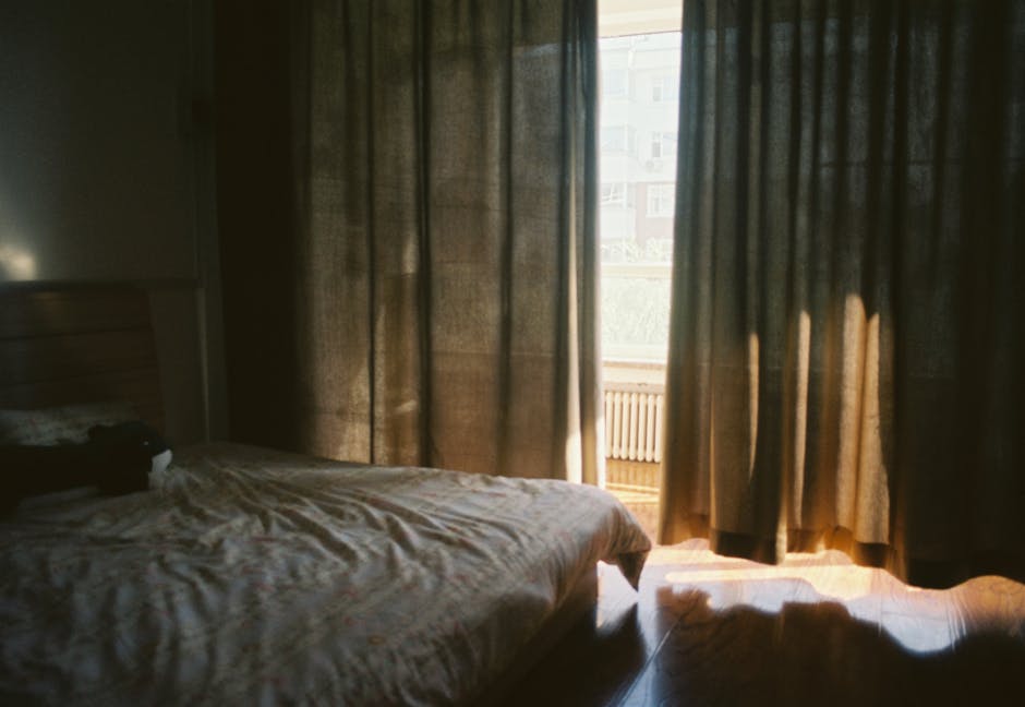 Sommeil et peau : comment mieux dormir en été pour retrouver un teint éclatant dark cool bedroom blackout curtains summer night