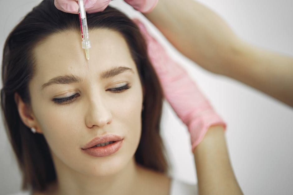 Médecine esthétique douce : mésolift, lumière pulsée, injections et microneedling expliqués hyaluronic acid injection syringe abstract skin texture background