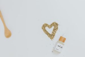 Eau de riz : bienfaits pour la peau, les cheveux et comment l'utiliser rice water beauty skincare natural remedy flat lay landscape