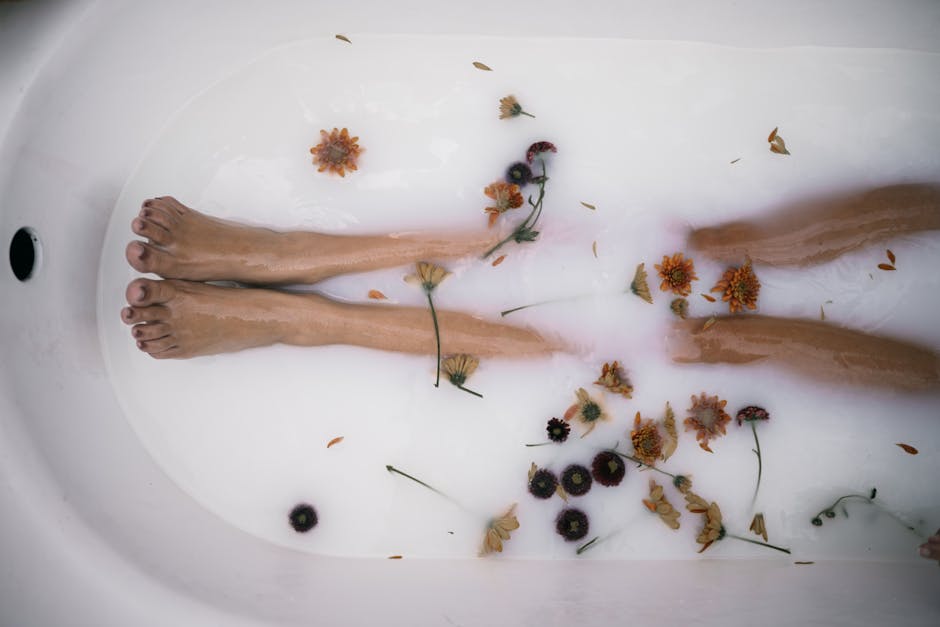 Eau de riz : bienfaits pour la peau, les cheveux et comment l'utiliser woman bath milky water petals relaxing skin care body ritual