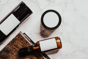 Lexique beauté : le guide des termes anglais de la cosmétique skincare beauty products english labels cosmetics flat lay landscape