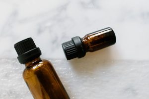 Menthol et menthe poivrée en cosmétique : bienfaits, utilisations et recettes maison peppermint essential oil bottle with fresh mint leaves on marble background landscape