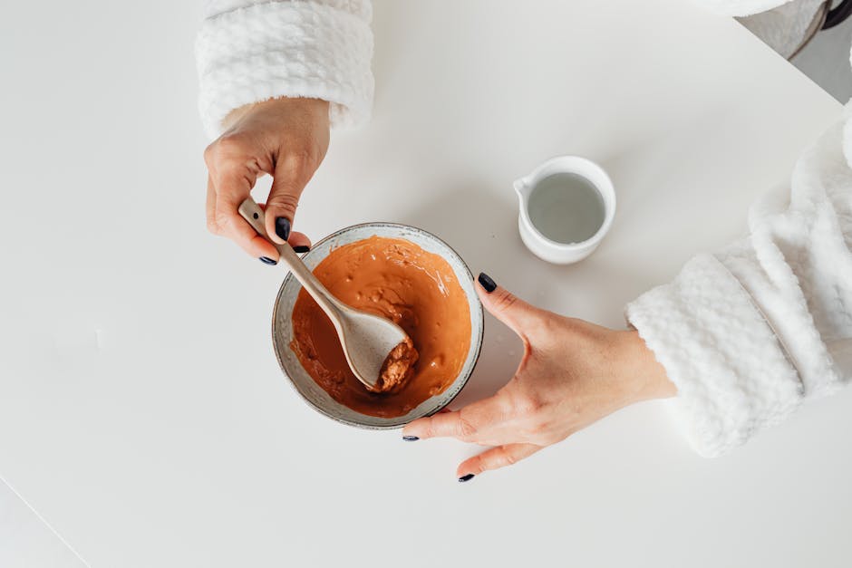Menthol et menthe poivrée en cosmétique : bienfaits, utilisations et recettes maison homemade face mask ingredients cucumber clay mint leaves wooden bowl