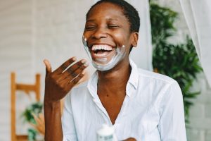 Rituel beauté printemps : exfolier, régénérer et hydrater sa peau en 3 étapes woman spring skincare beauty routine fresh glowing skin landscape