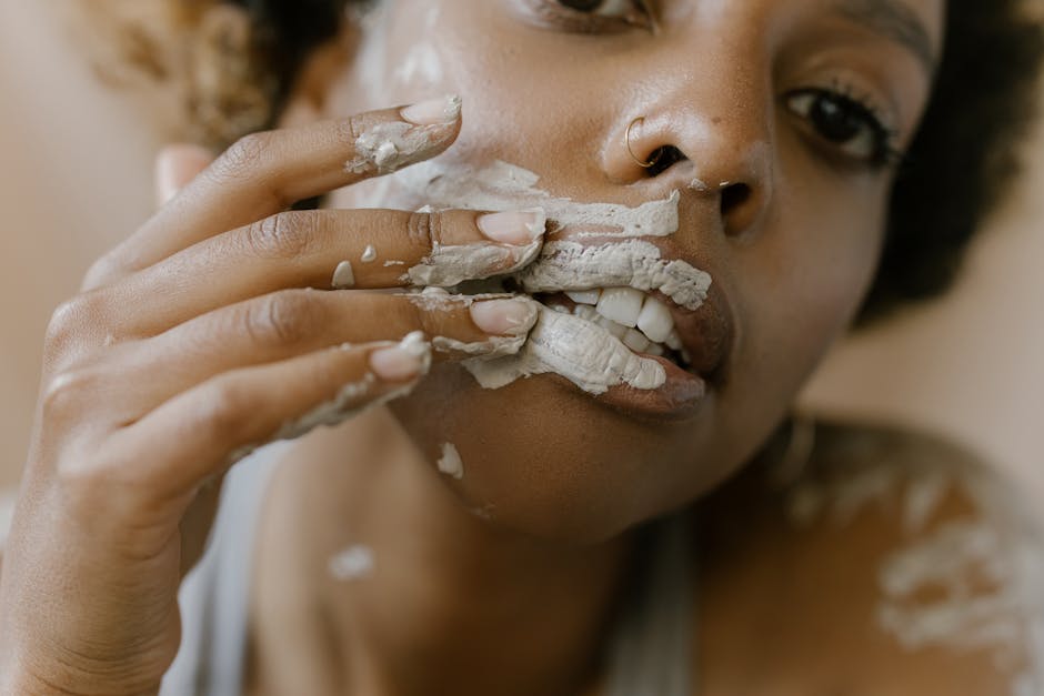 Rituel beauté printemps : exfolier, régénérer et hydrater sa peau en 3 étapes woman applying clay mask on clean face natural light