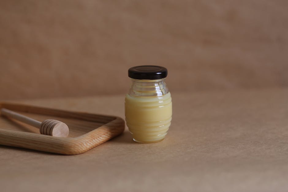 Les trésors de la ruche pour la peau : miel, gelée royale, propolis et pollen royal jelly small glass jar beekeeper tools