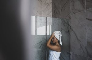 Optimiser sa douche : 4 rituels express pour une peau plus belle en 5 minutes woman morning shower routine beauty wellness bathroom landscape