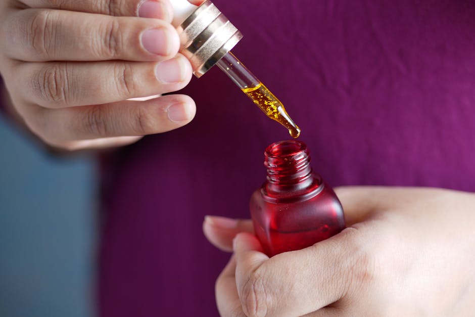 Grenade et peau : les bienfaits anti-âge de ce superfruit pour votre épiderme pomegranate oil dropper bottle on marble surface beauty skincare