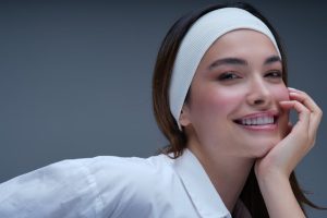 Teint nude réussi : les gestes essentiels pour une peau lumineuse sans effet masque woman natural glowing skin nude makeup minimal beauty routine daylight portrait