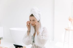 Peau fatiguée : 3 routines ciblées pour retrouver bonne mine rapidement woman tired skin morning beauty routine fresh face landscape