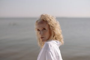 Peau mature après 60 ans : comment retrouver un teint éclatant et lumineux elegant mature woman radiant glowing skin natural daylight portrait
