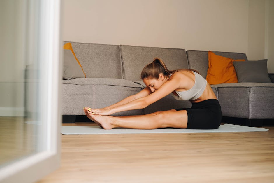 Cou et peau mature : le rituel complet pour raffermir et prendre soin de cette zone oubliée woman doing neck stretching exercise at home daylight