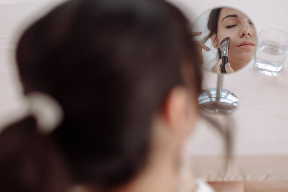 Peau mixte : 5 gestes essentiels pour une routine vraiment équilibrée makeup foundation powder application mixed skin beauty routine