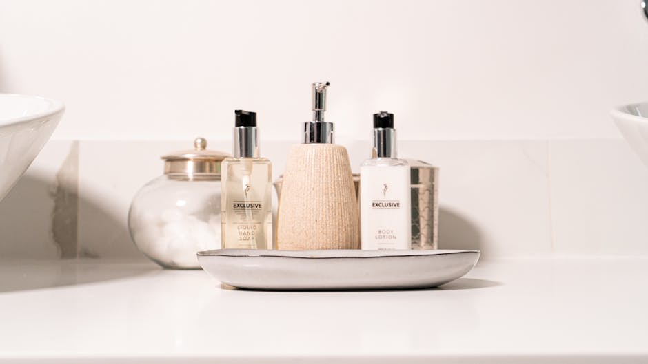 Peau noire et acné : comprendre, prévenir et atténuer les imperfections durablement gentle face wash and moisturizer on a clean bathroom counter
