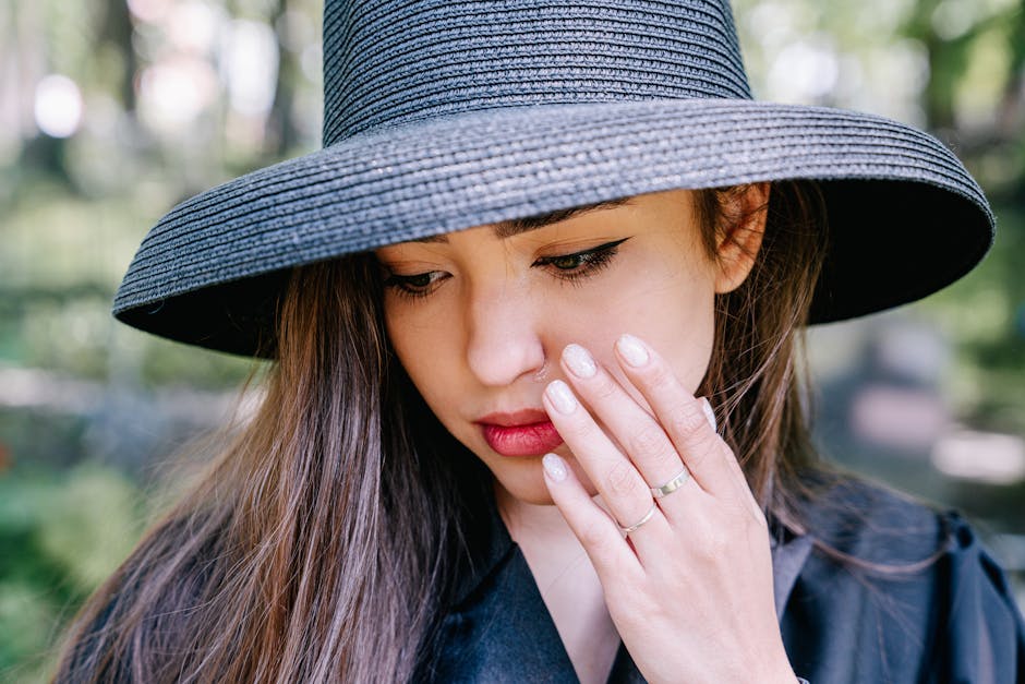 Peau sensible et soleil : comment la protéger efficacement tout l'été woman wearing wide brim hat protective clothing outdoor sunny day