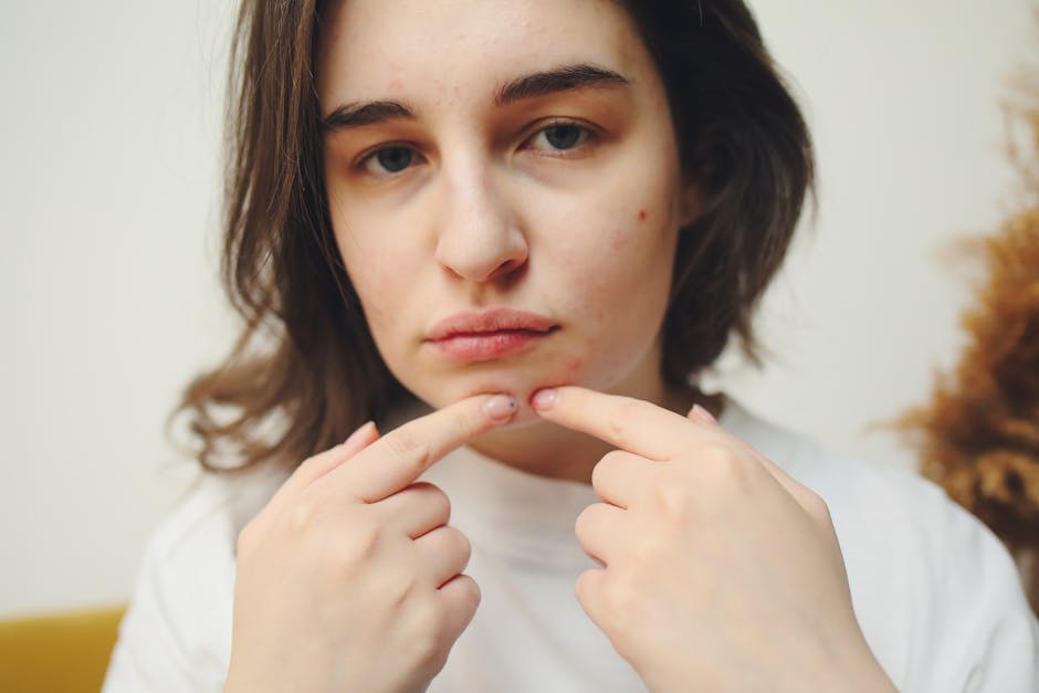 Peau sensible : 10 erreurs courantes qui aggravent les réactions cutanées sensitive skin woman touching face with redness close up