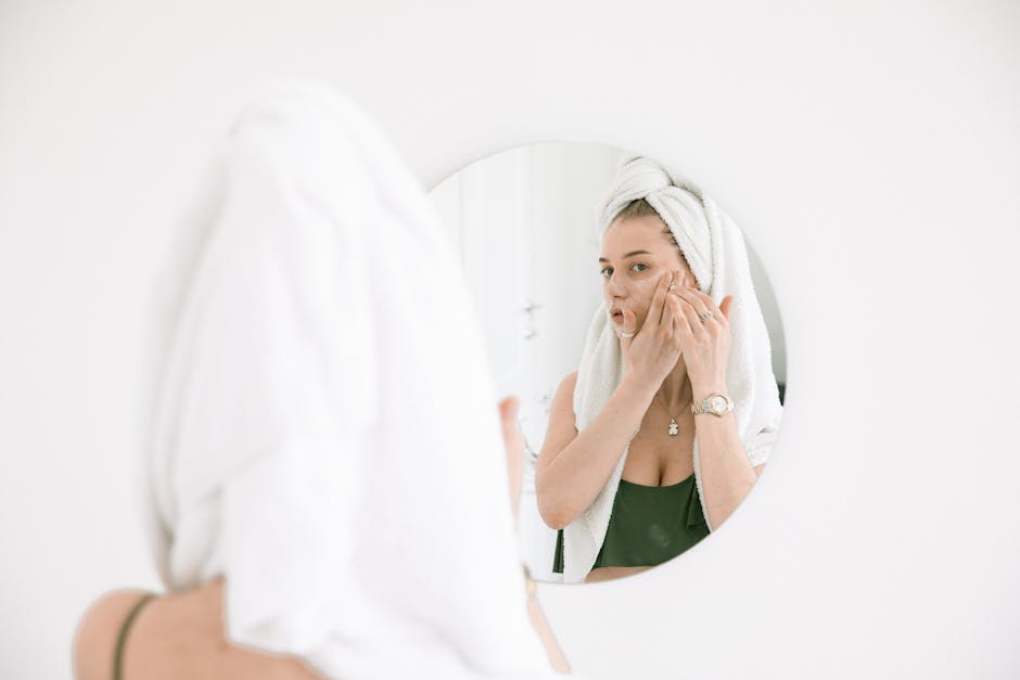 Peau grasse en été : pourquoi elle brille et comment la matifier avec une émulsion légère woman summer skincare routine mirror healthy glow skin