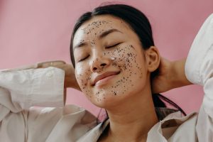 Peeling maison : 5 gestes pour retrouver un teint lumineux woman radiant glowing skin skincare routine exfoliation beauty landscape