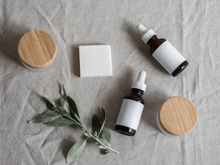 Peeling maison : 5 gestes pour retrouver un teint lumineux glass toner bottle cotton pad skincare flat lay minimalist
