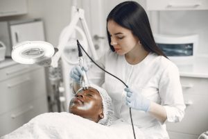 Peeling : quel type choisir selon les besoins de votre peau ? woman skincare facial treatment glowing skin beauty clinic landscape