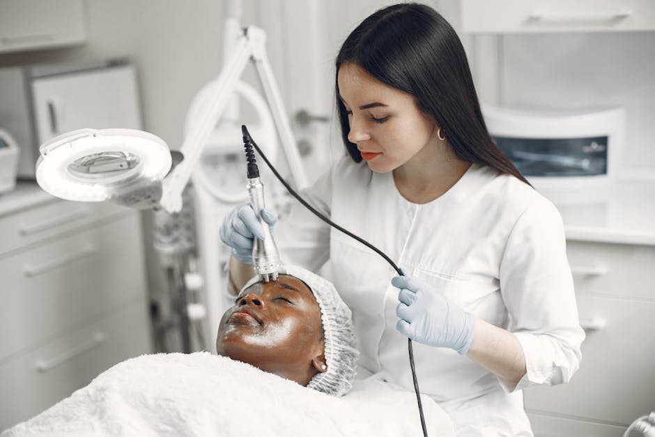 Peeling : quel type choisir selon les besoins de votre peau ? woman receiving facial chemical peel treatment dermatology clinic