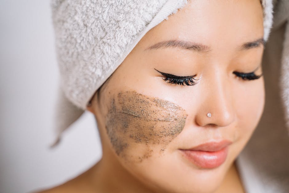 Peeling : quel type choisir selon les besoins de votre peau ? close up glowing skin after gentle exfoliation treatment