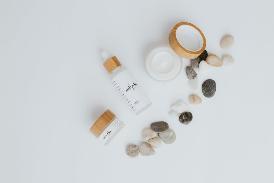 PAO cosmétique : comprendre la période après ouverture de vos soins visage open skincare jar symbol packaging white background flat lay