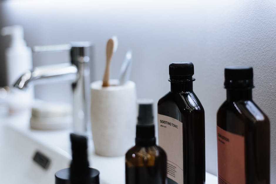 PAO cosmétique : comprendre la période après ouverture de vos soins visage skincare products organized bathroom shelf natural light